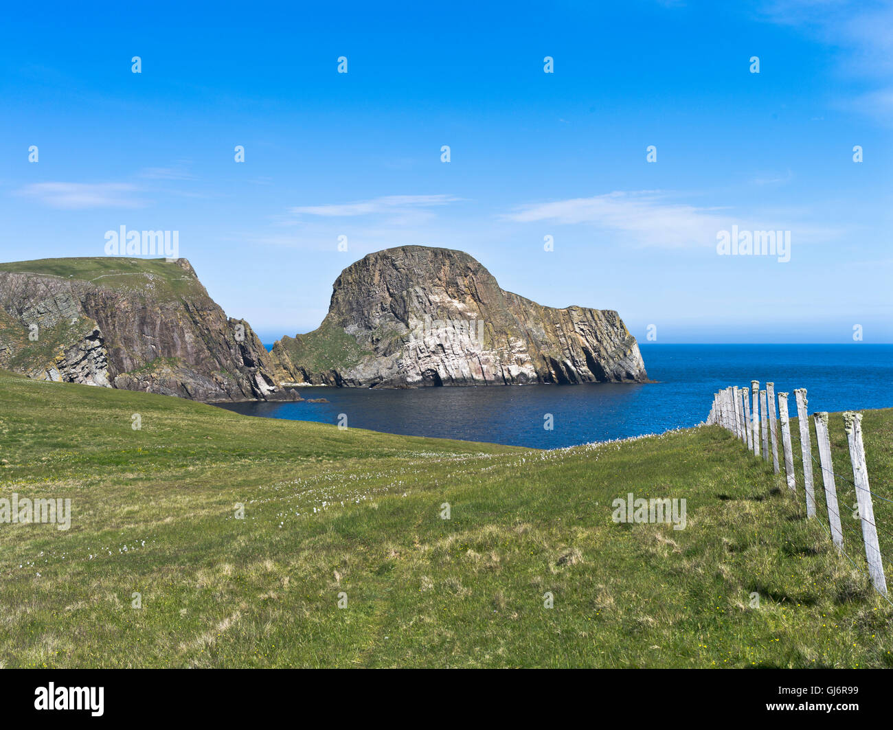 Dh ovejas Rock Fair Isle Shetland mar grande pila Heelors Vaasetter el Fideicomiso Nacional de Escocia paisaje Foto de stock