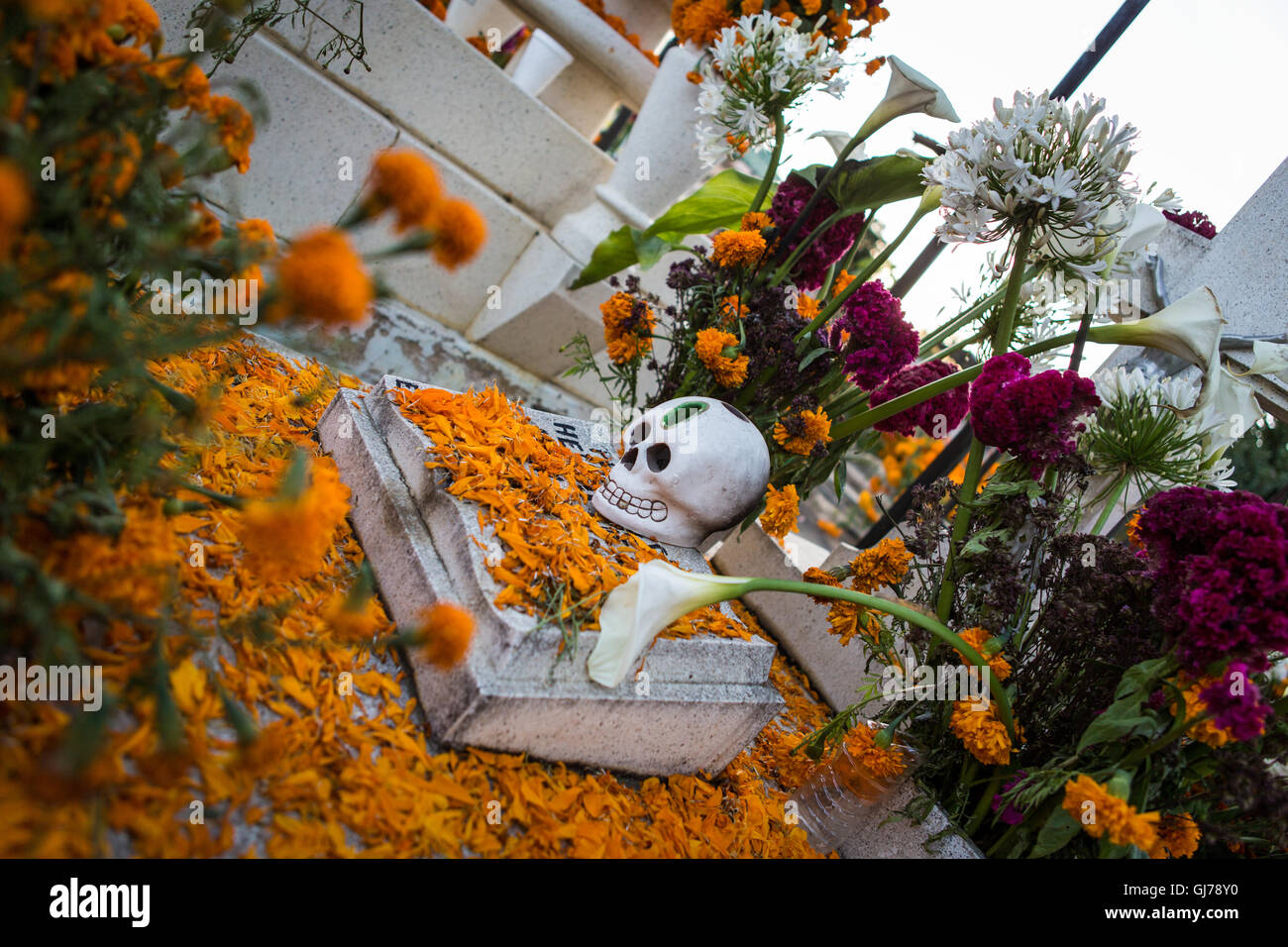 El día de los muertos,decoración de tumbas en el cementerio de San