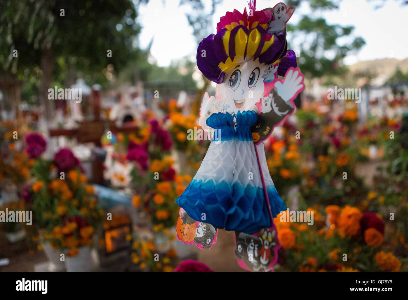 El día de los muertos,decoración de tumbas en el cementerio de San