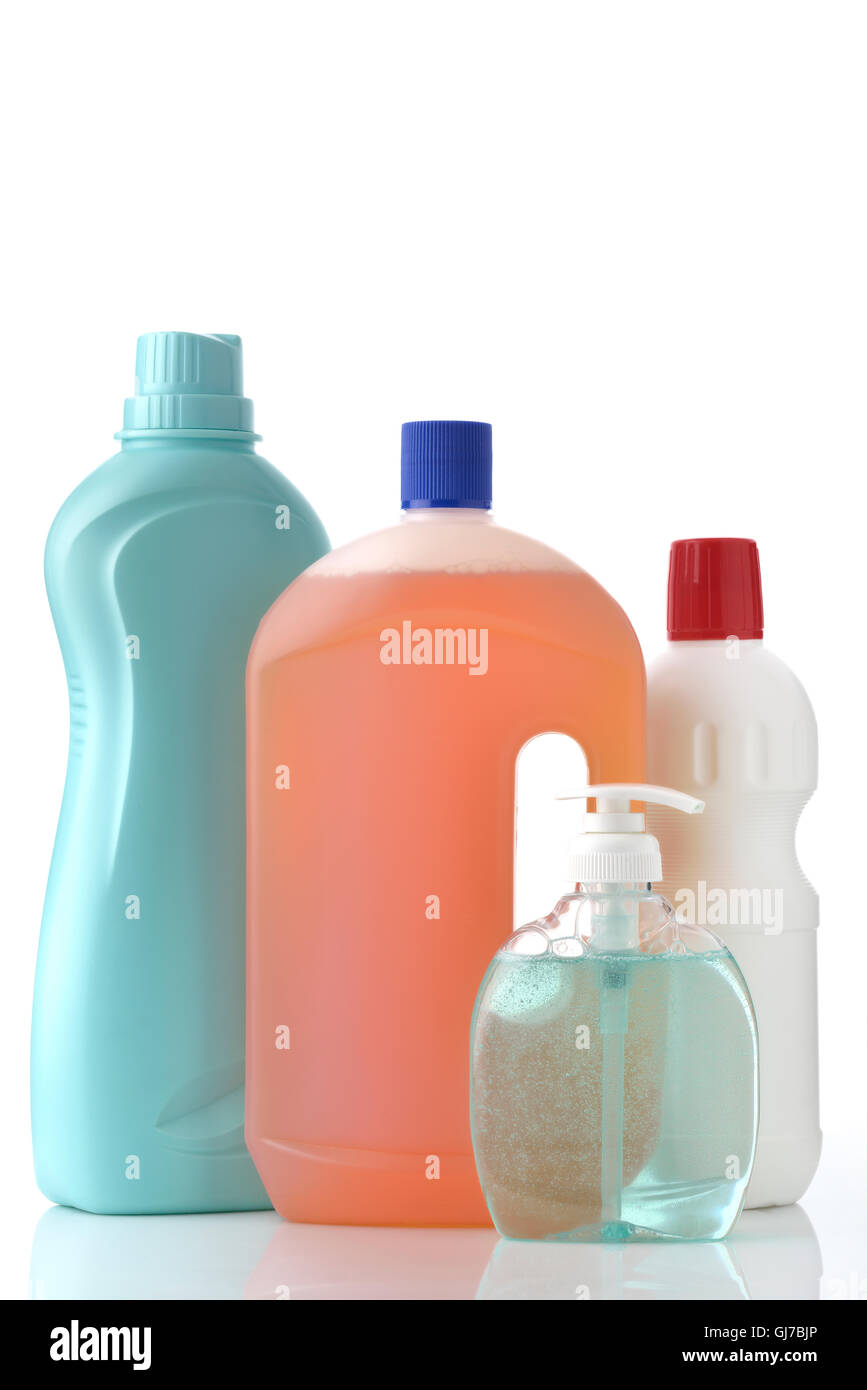 Limpieza del hogar e higiene personal botellas sobre fondo blanco. Foto de stock
