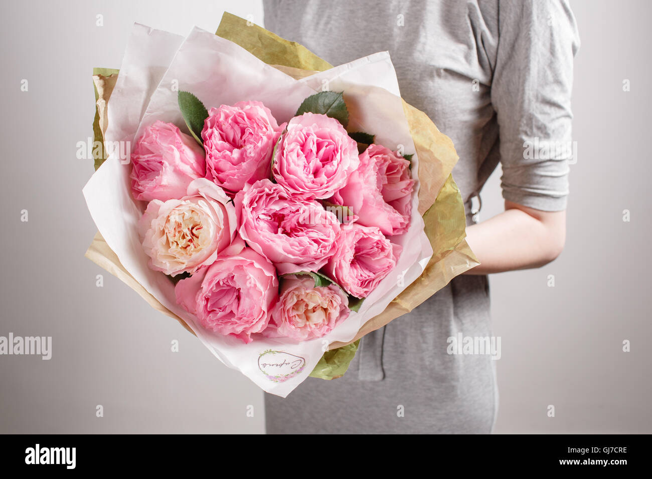 Garota Com Buquê De Peonias. Buquê De Peões. Entrega De Flores No Local De  Trabalho. Menina De Primavera Com Flores. Buquê Como Pr Imagem de Stock -  Imagem de feminilidade, senhora: 172671793