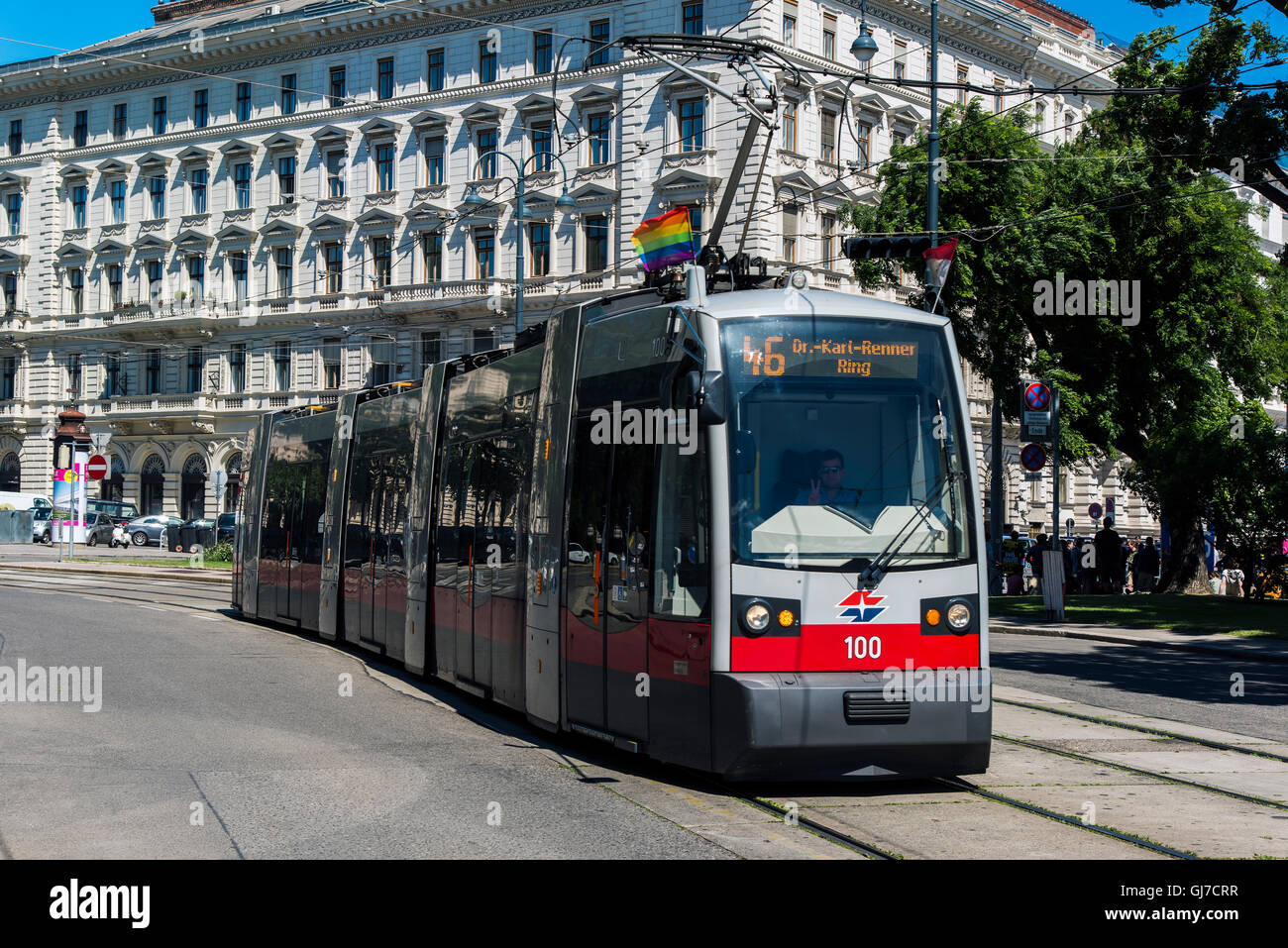 Gay ondear la bandera del arco iris en un tranvía durante el Día del Orgullo Gay, Viena, Austria Foto de stock