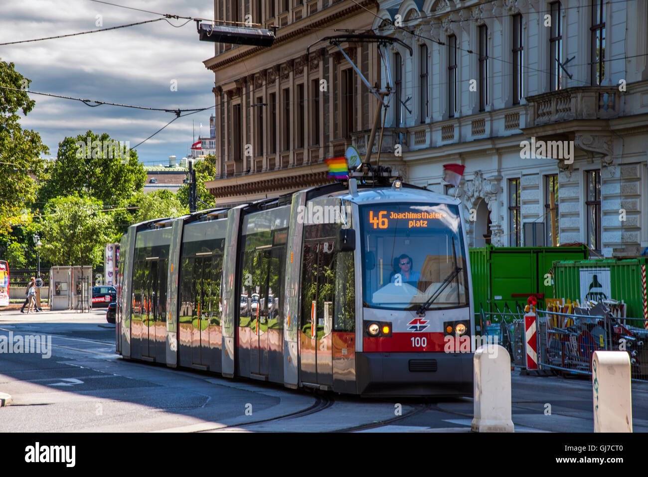 Gay ondear la bandera del arco iris en un tranvía durante el Día del Orgullo Gay, Viena, Austria Foto de stock