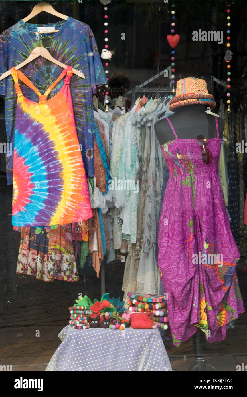 Tienda de ropa hippie, visualización de ventana Fotografía de stock - Alamy