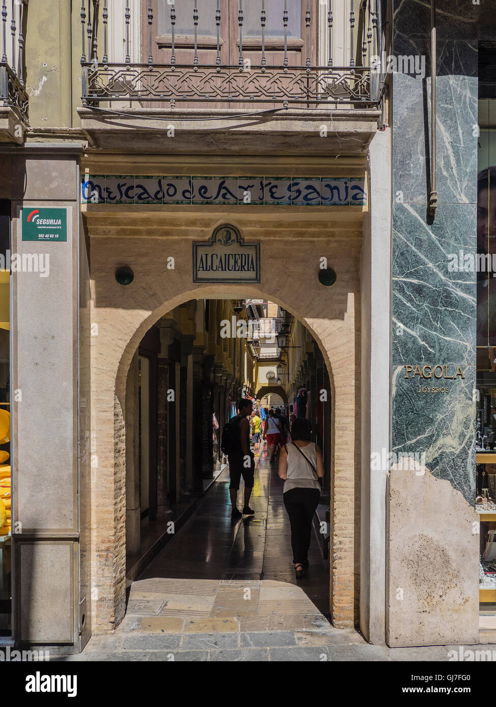 George Bernard Circular repetir Arco de entrada al mercado de artesania, en Granada, España Fotografía de  stock - Alamy