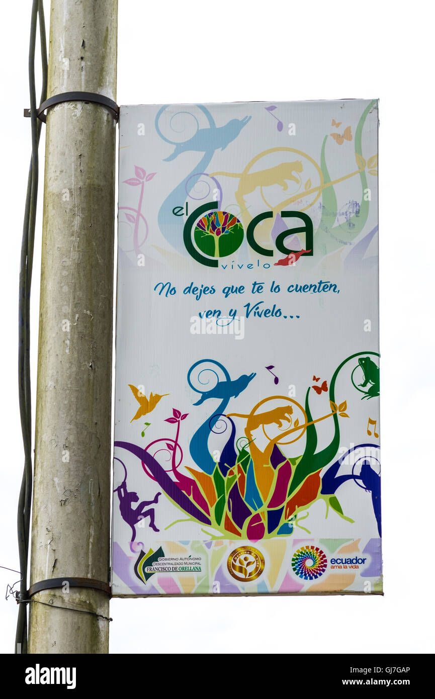 Banner publicitario de la coca, la puerta de entrada a la ciudad de las amazonas, Ecuador, América del Sur. Foto de stock
