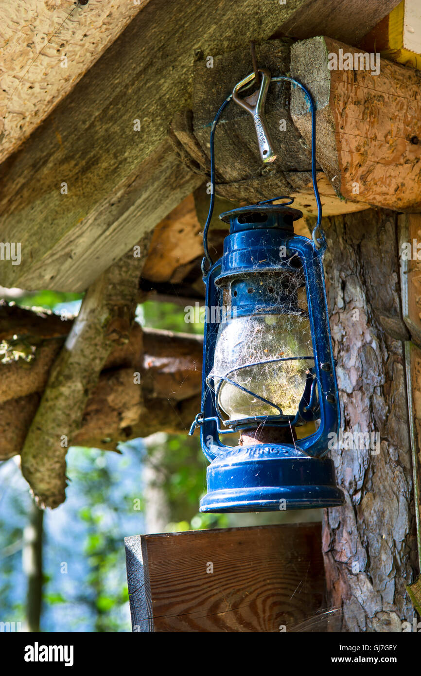 Lámpara de aceite viejo con telarañas Fotografía de stock - Alamy