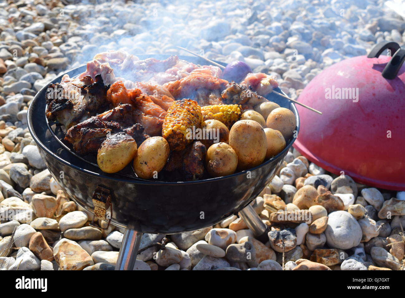 Mini barbacoa en la playa Fotografía de stock - Alamy