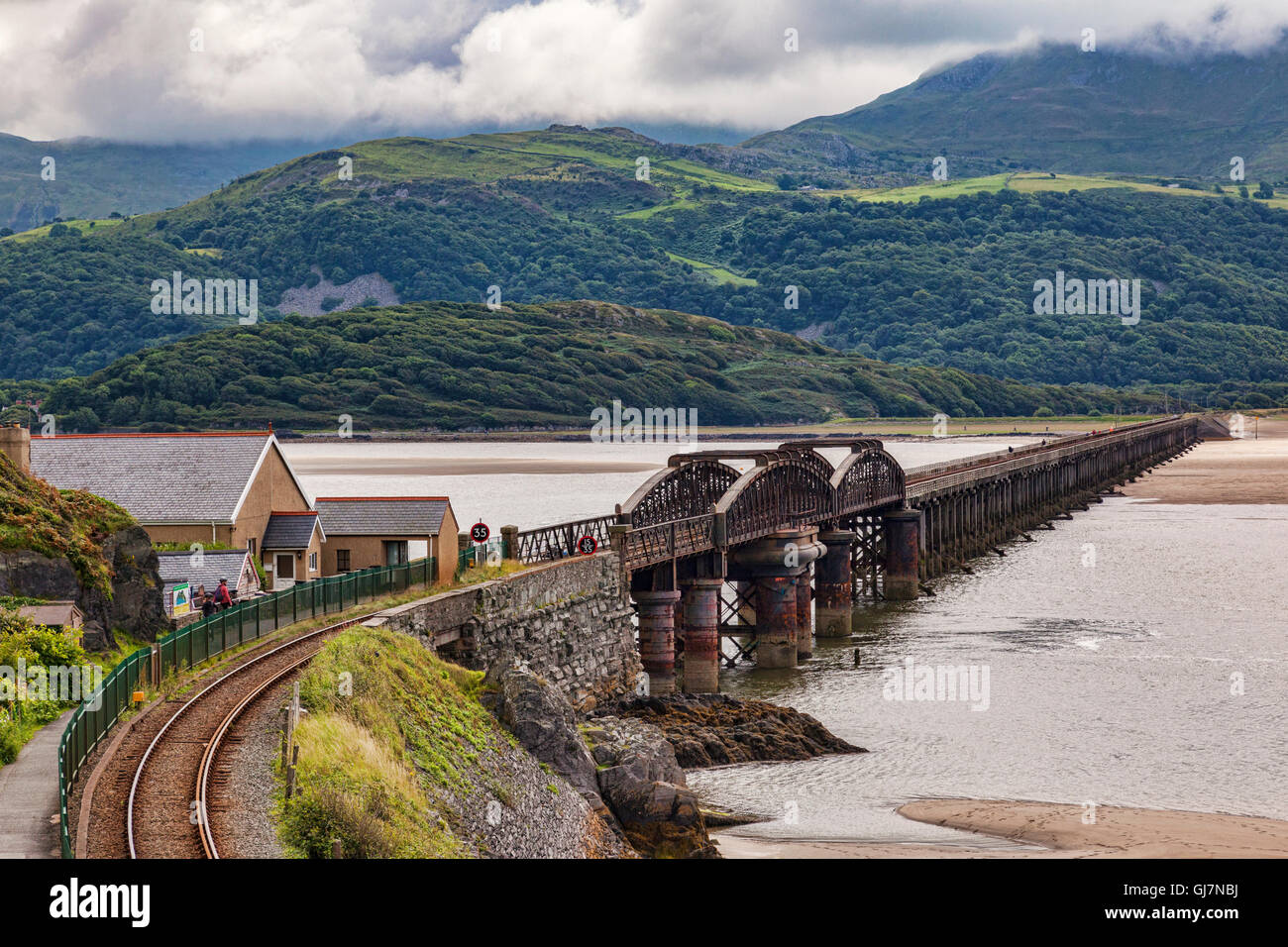 Barmouth viaducto y el Río Mawddach, Gwynedd, Gales, Reino Unido Foto de stock