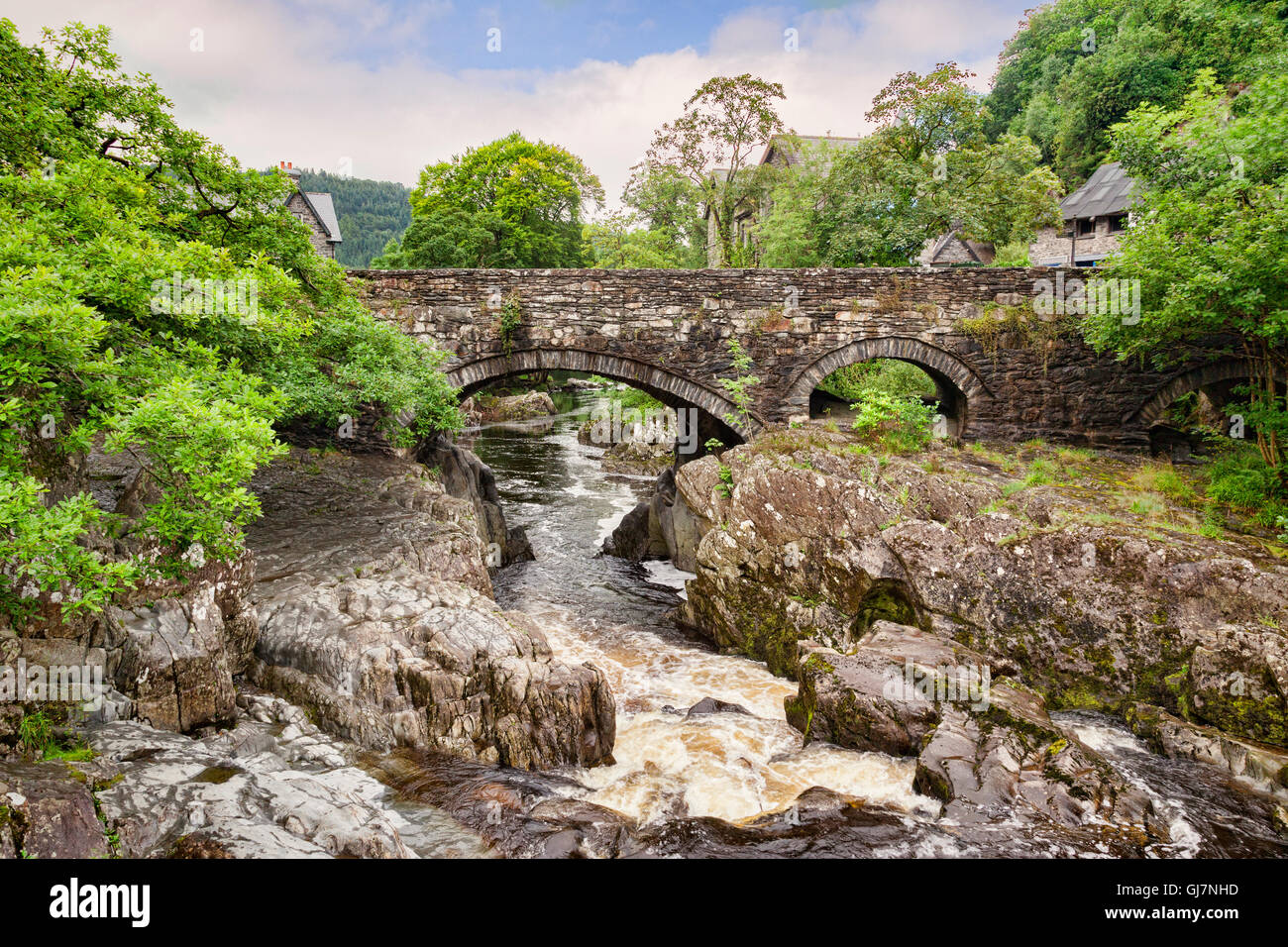 Pont y emparejar el puente y el Río Llugwy, Betws-y-Coed, el Parque Nacional de Snowdonia, Conwy, Gales, Reino Unido. Foto de stock