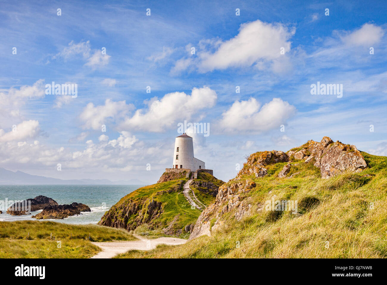 Twr Mawr, el viejo faro en la isla de Ynys Llanddwyn mareas, Newborough, Anglesey, Gales, Reino Unido Foto de stock
