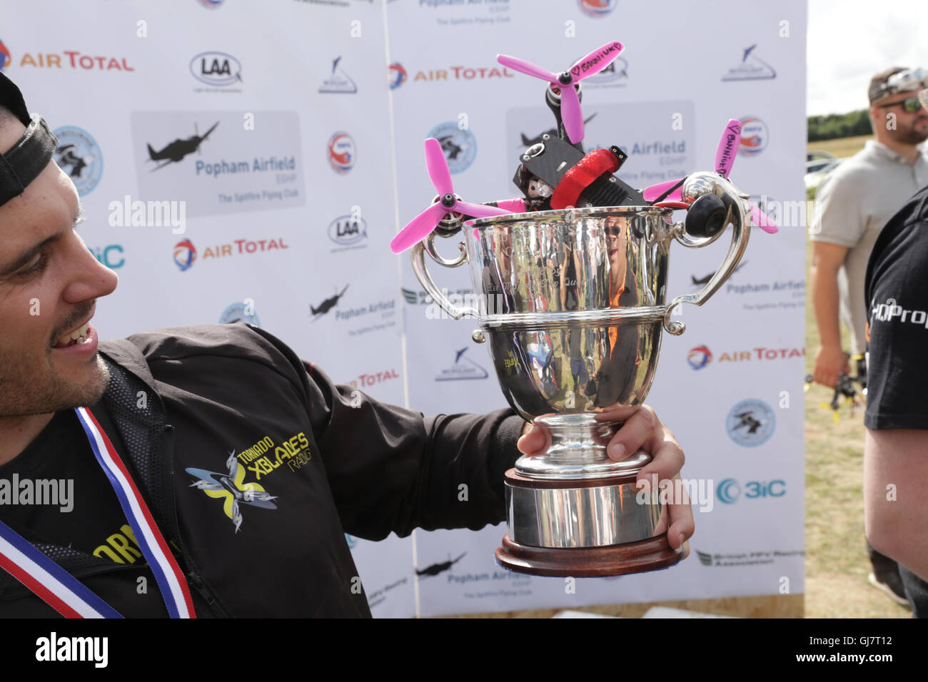 Drone Racing Queen's Cup 2016. Drone racer Gary Kent celebra ganar el  trofeo de la Copa de la reina Fotografía de stock - Alamy