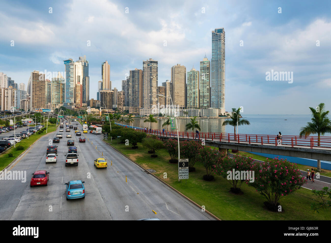 Ciudad de Panamá, Panamá, 18 de marzo, 2014: Vista del distrito financiero y del mar en la Ciudad de Panamá, Panamá. Foto de stock