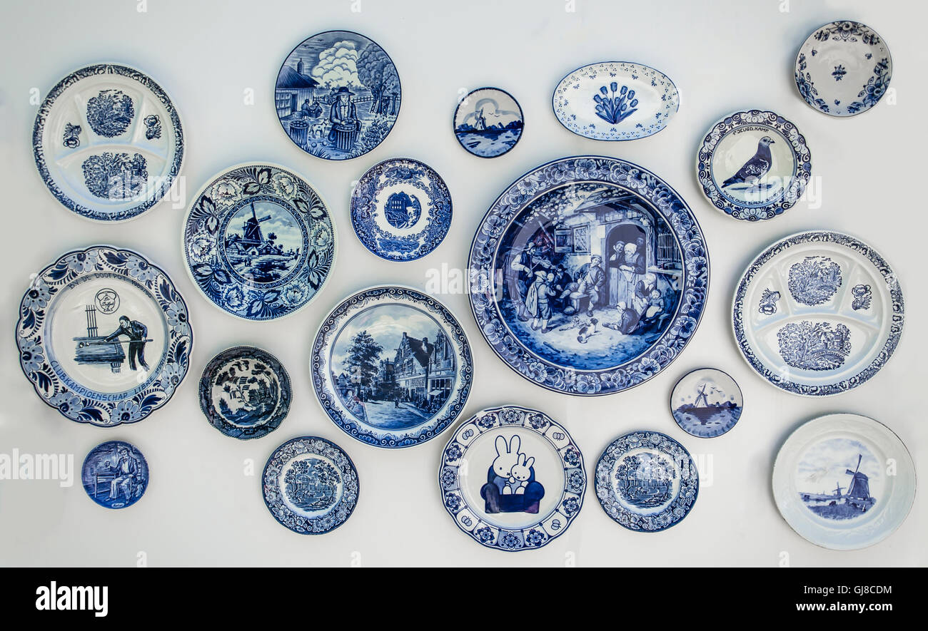 Conjunto De Muchos Platos Decorativos En Pared Azul · Foto de stock gratuita