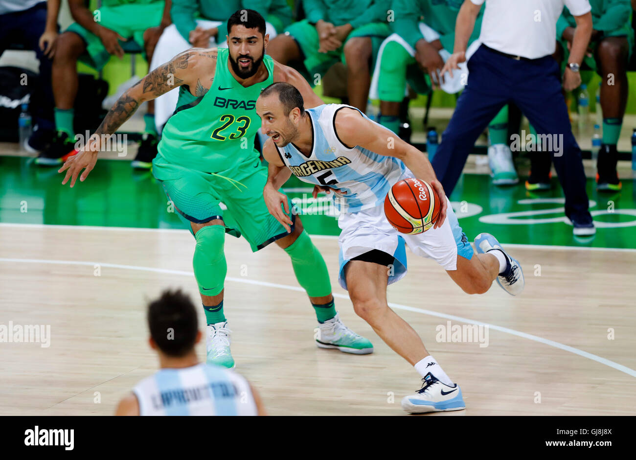 Río de Janeiro, Brasil 13 Aug, 2016 Rio 2016 - baloncesto Augusto Lima de  Brasil disputa la pelota con Manu Ginobili de Argentina durante los Juegos  Olímpicos Rio 2016 de Baloncesto celebrado