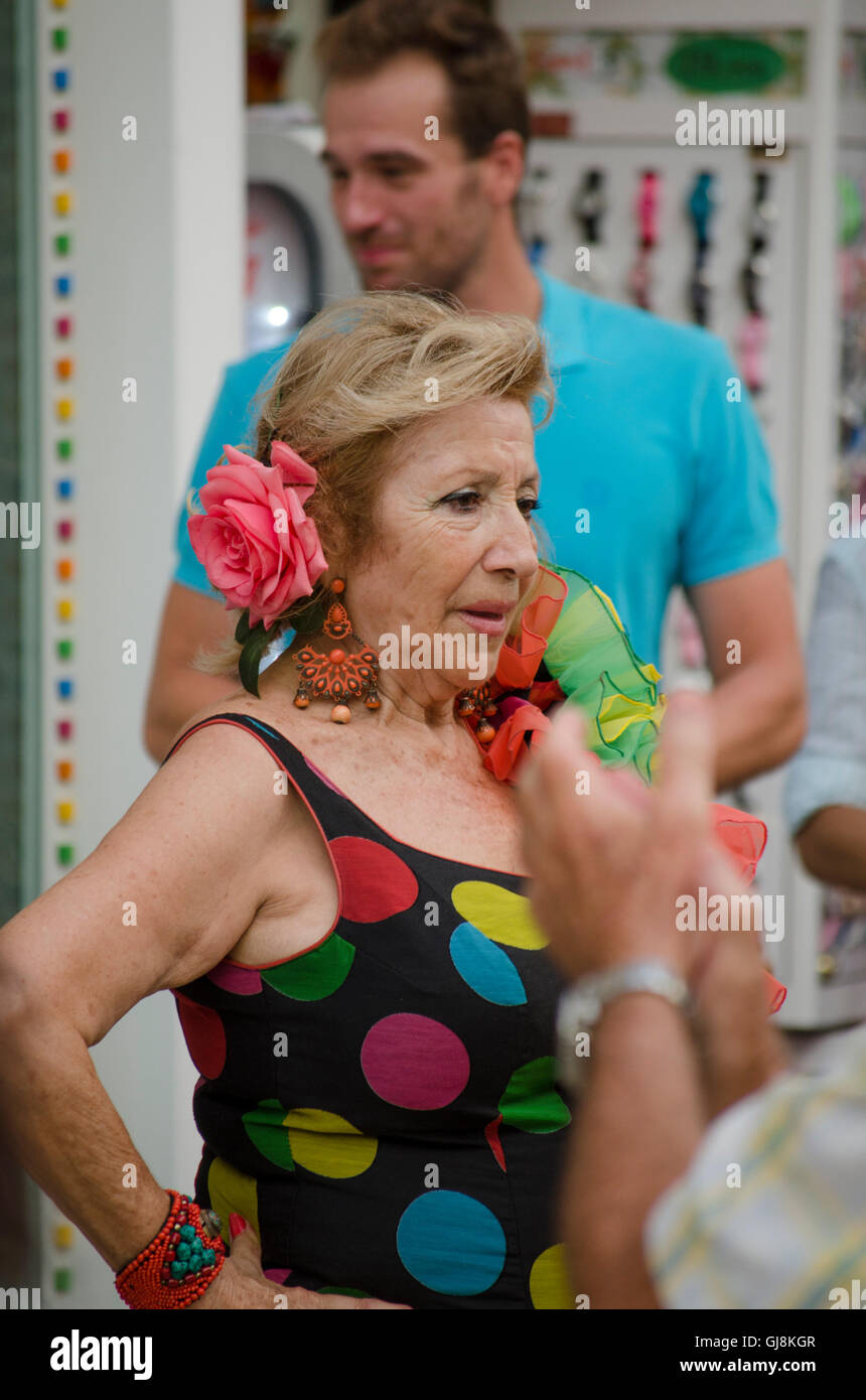 Málaga, Andalucía, España. 13 Aug, 2016. Mujer en traje de flamenca durante el inicio de la anual Feria de Málaga, en el sur de España, la mayor feria de verano comienza. Las celebraciones de la feria. Crédito: Perry van Munster/Alamy Live News Foto de stock