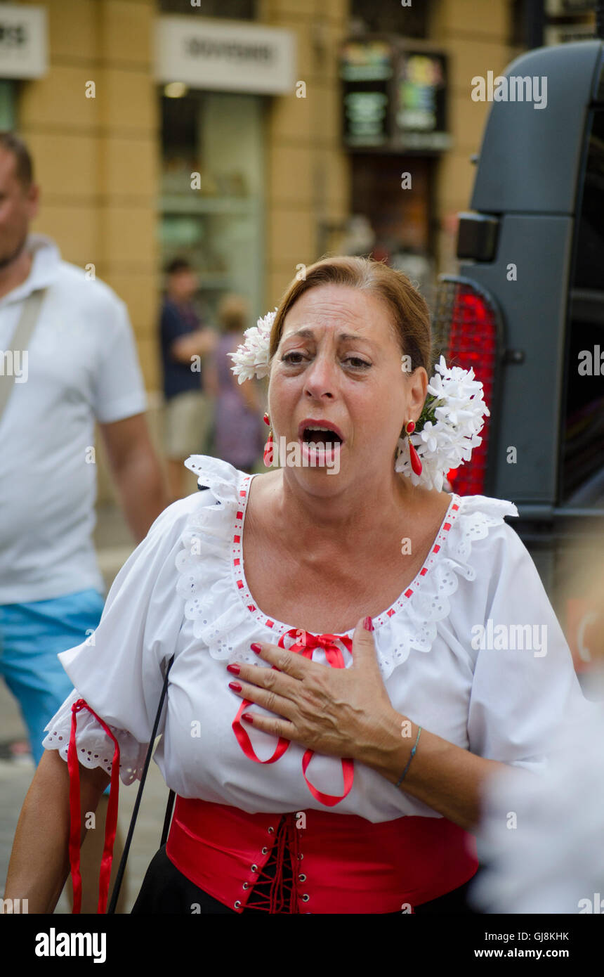 Málaga, Andalucía, España. 13 Aug, 2016. mujer de edad cantar flamenco. Inicio de la anual Feria de Málaga, en el sur de España, la mayor feria de verano comienza. Las celebraciones de la feria. Crédito: Perry van Munster/Alamy Live News Foto de stock