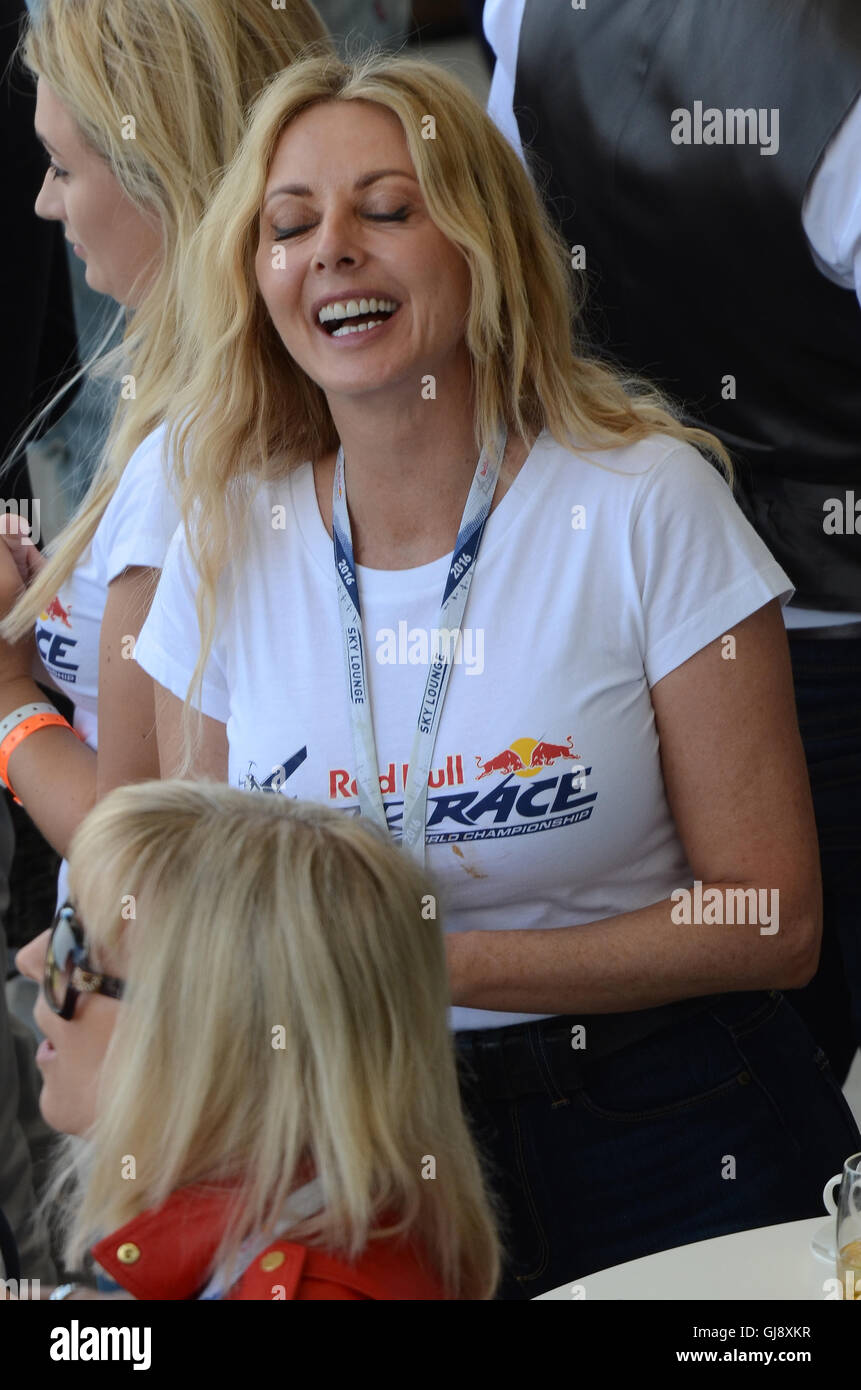 Carol Vorderman disfrutó del Red Bull Air Racing en Ascot, con su amiga  Clare Holt. Disfrute de la zona de hospitalidad Fotografía de stock - Alamy