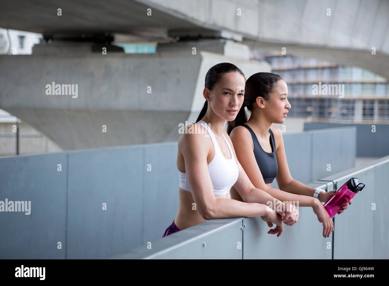 Modelo liberado. Dos jóvenes mujeres en ropa deportiva andando