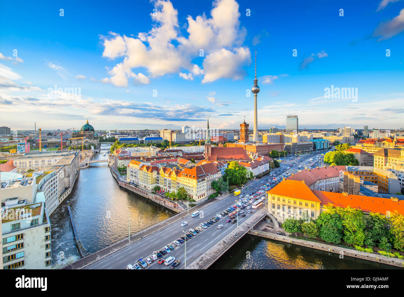 Berlín, Alemania vistos desde arriba del río Spree. Foto de stock