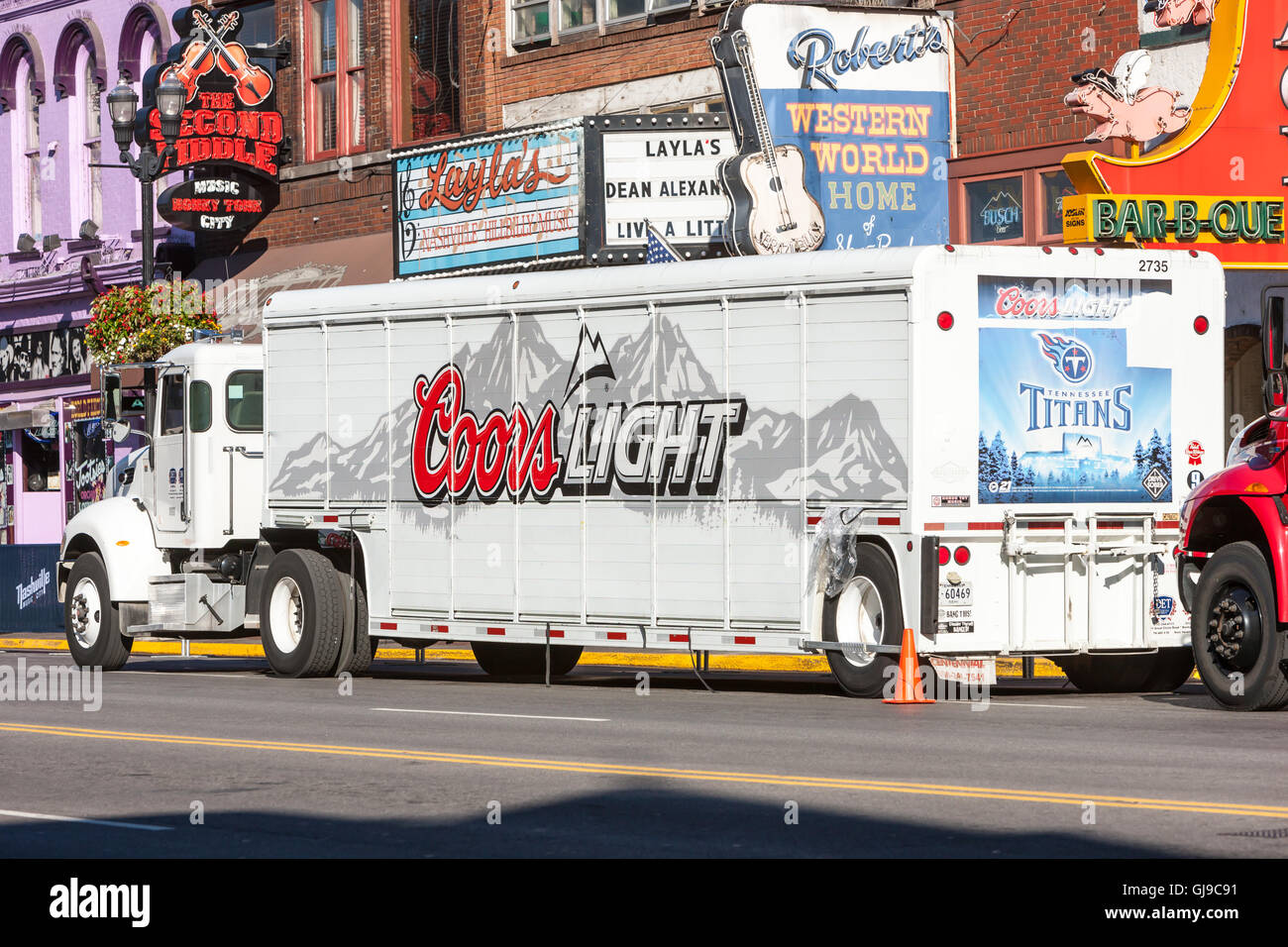 Un camión estacionado Coors Light bebidas para una entrega en el Honky Tonk distrito de Nashville, Tennessee. Foto de stock