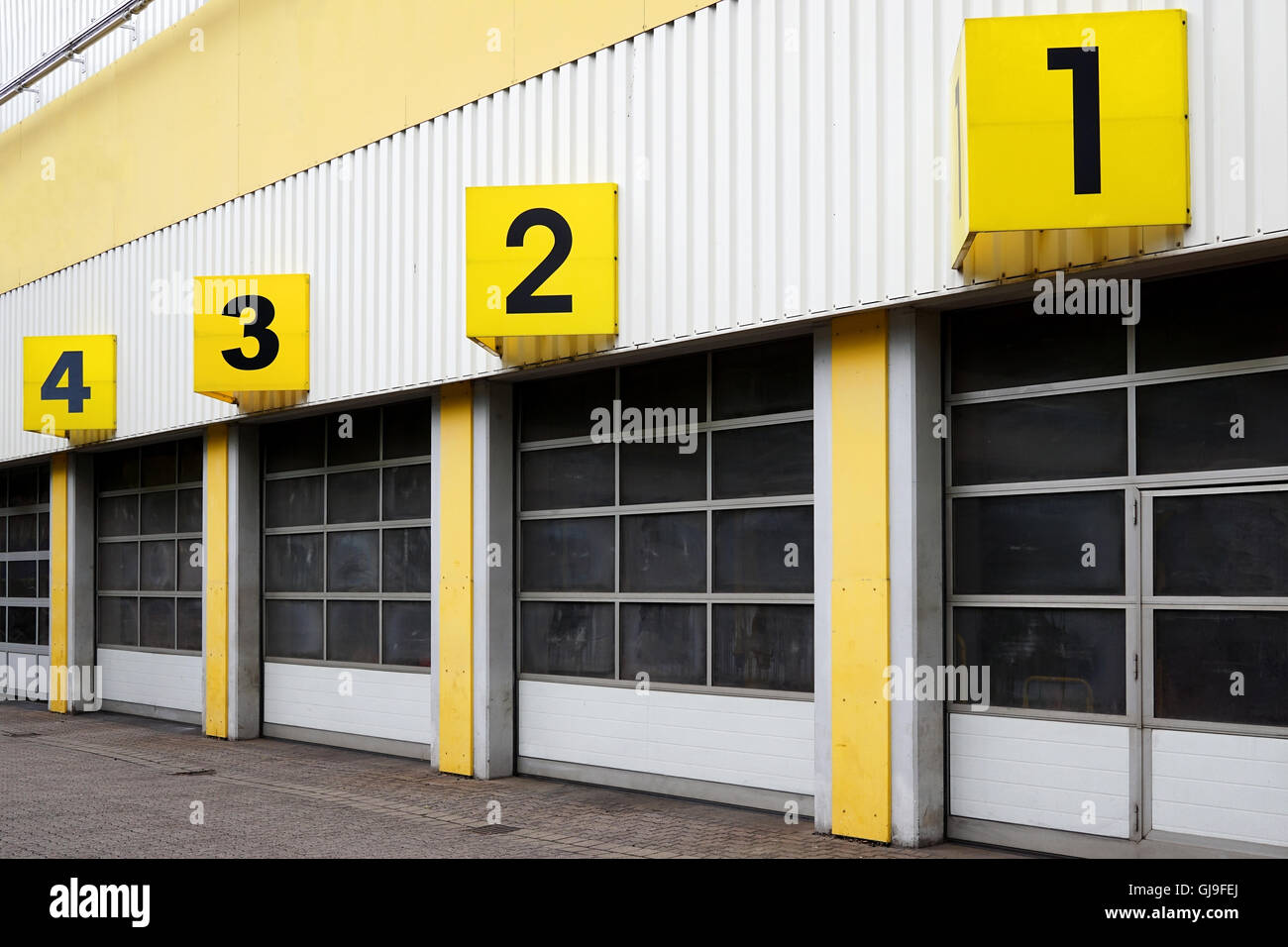 Edificio industrial con puertas numeradas Foto de stock