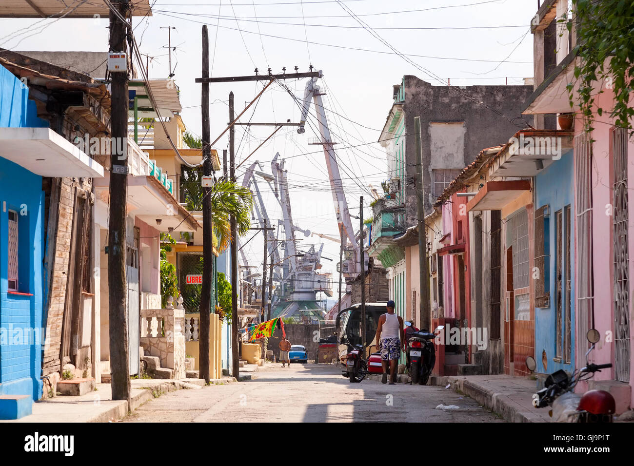 Industria pesada bordeando un barrio en el municipio de Regla, La Habana, Cuba. Foto de stock