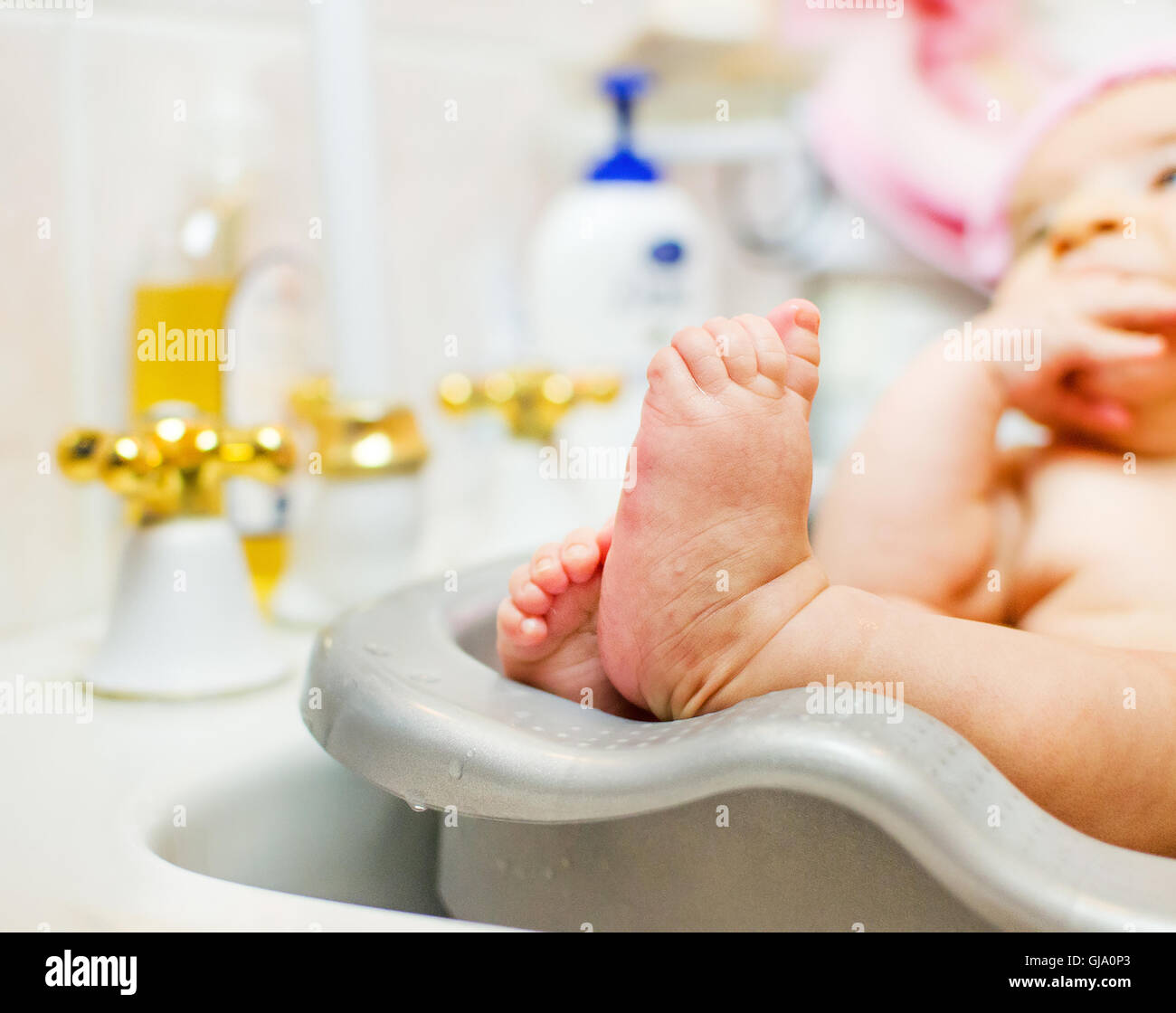 Los dedos de los pies del bebé recién nacido el baño Foto de stock