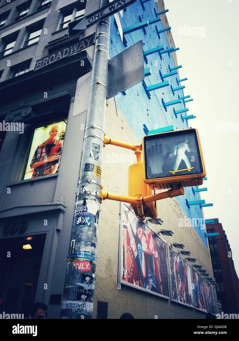 Semáforo con adhesivo de monopatín en la Ciudad de Nueva York Foto de stock