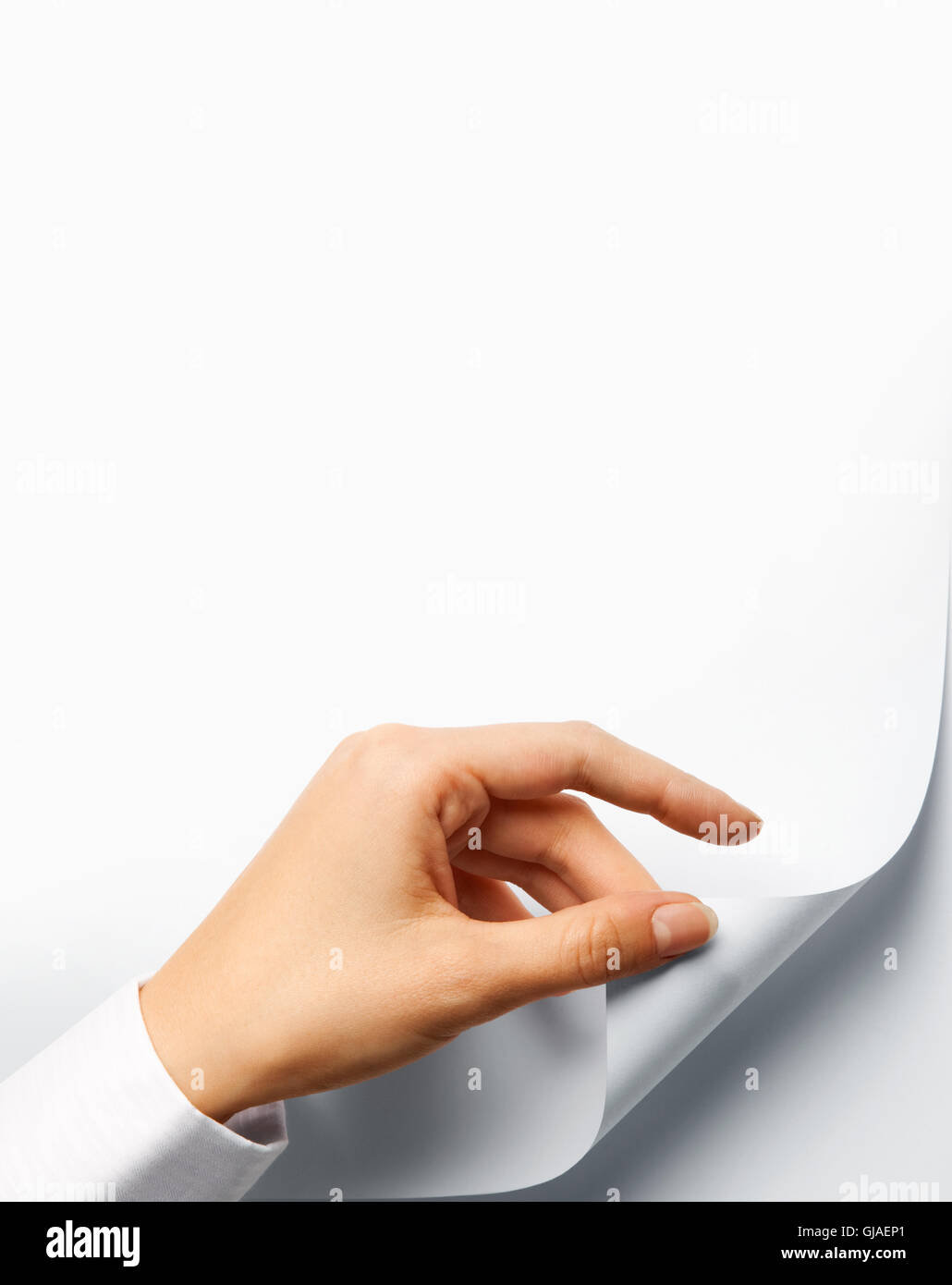 Una mano girando una página en blanco Fotografía de stock - Alamy