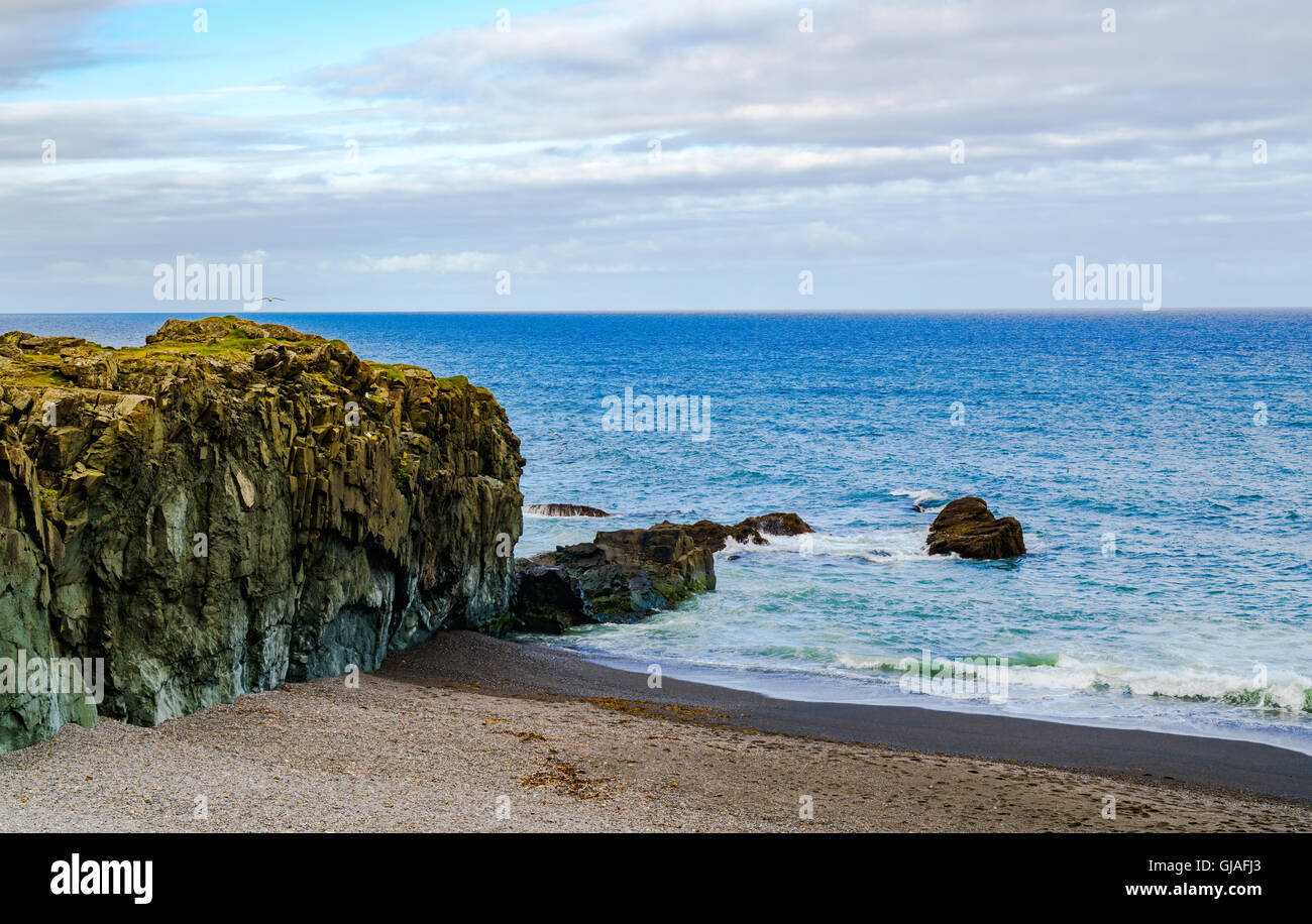 Vista de rocas en Black Beach y el Océano Atlántico Norte, en el norte de Islandia Foto de stock