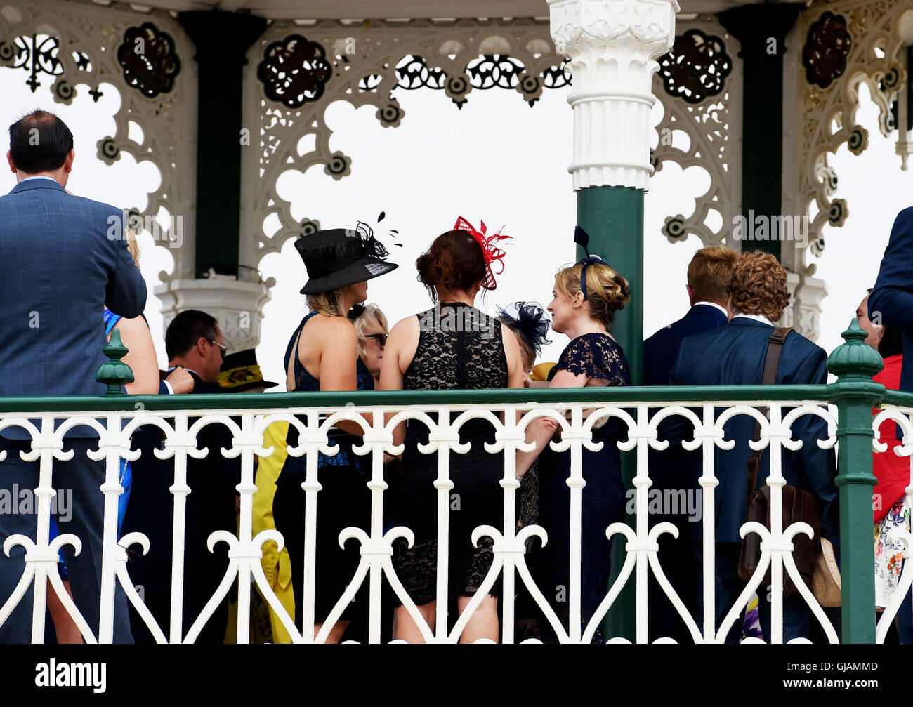 Los invitados a la boda en el quiosco Brighton Seafront UK Foto de stock