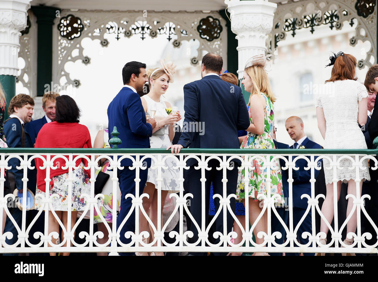 Los invitados a la boda en el quiosco Brighton Seafront UK Foto de stock