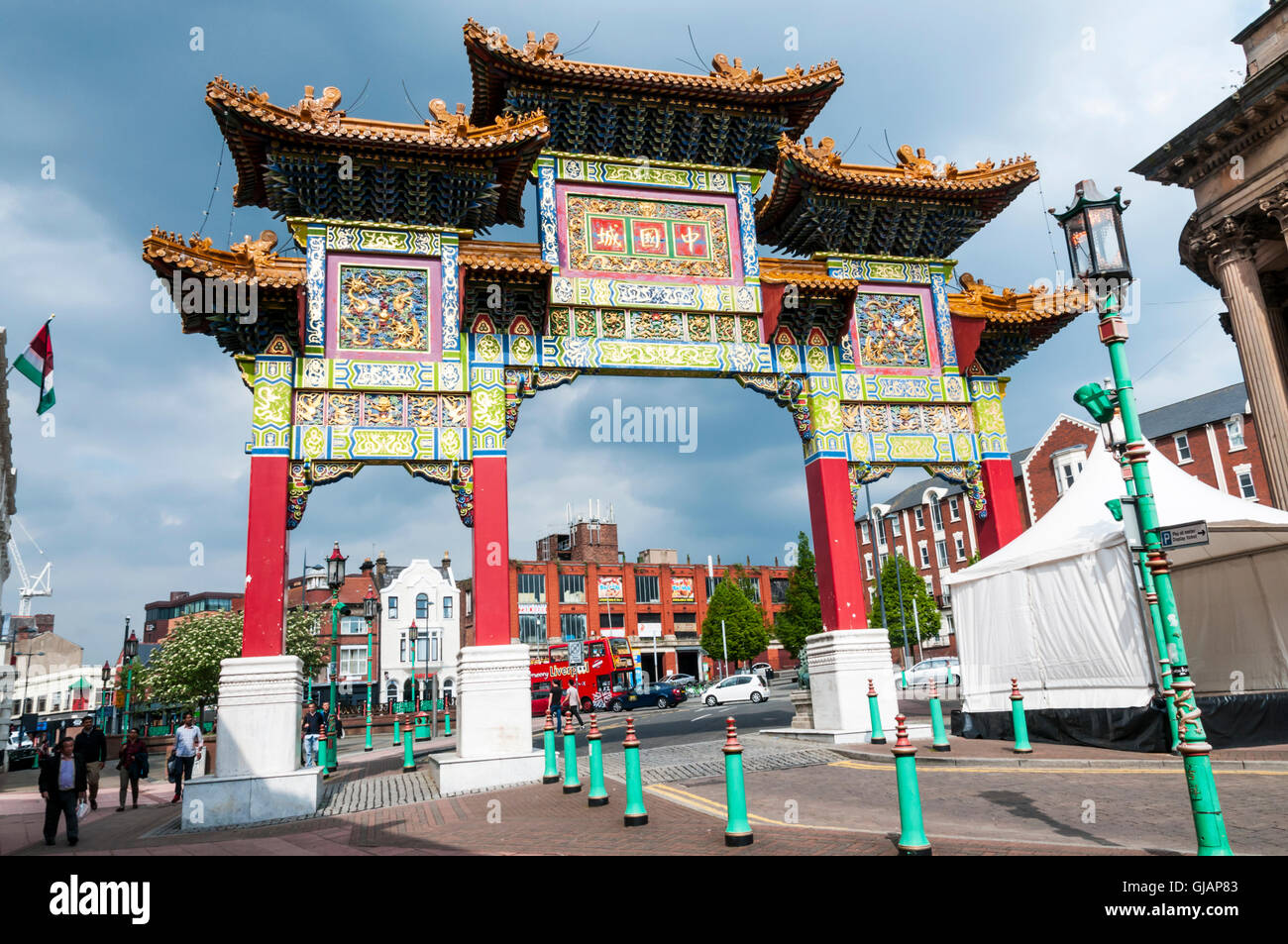 Arco chino en la entrada de Chinatown en Nelson Street, Liverpool. Foto de stock
