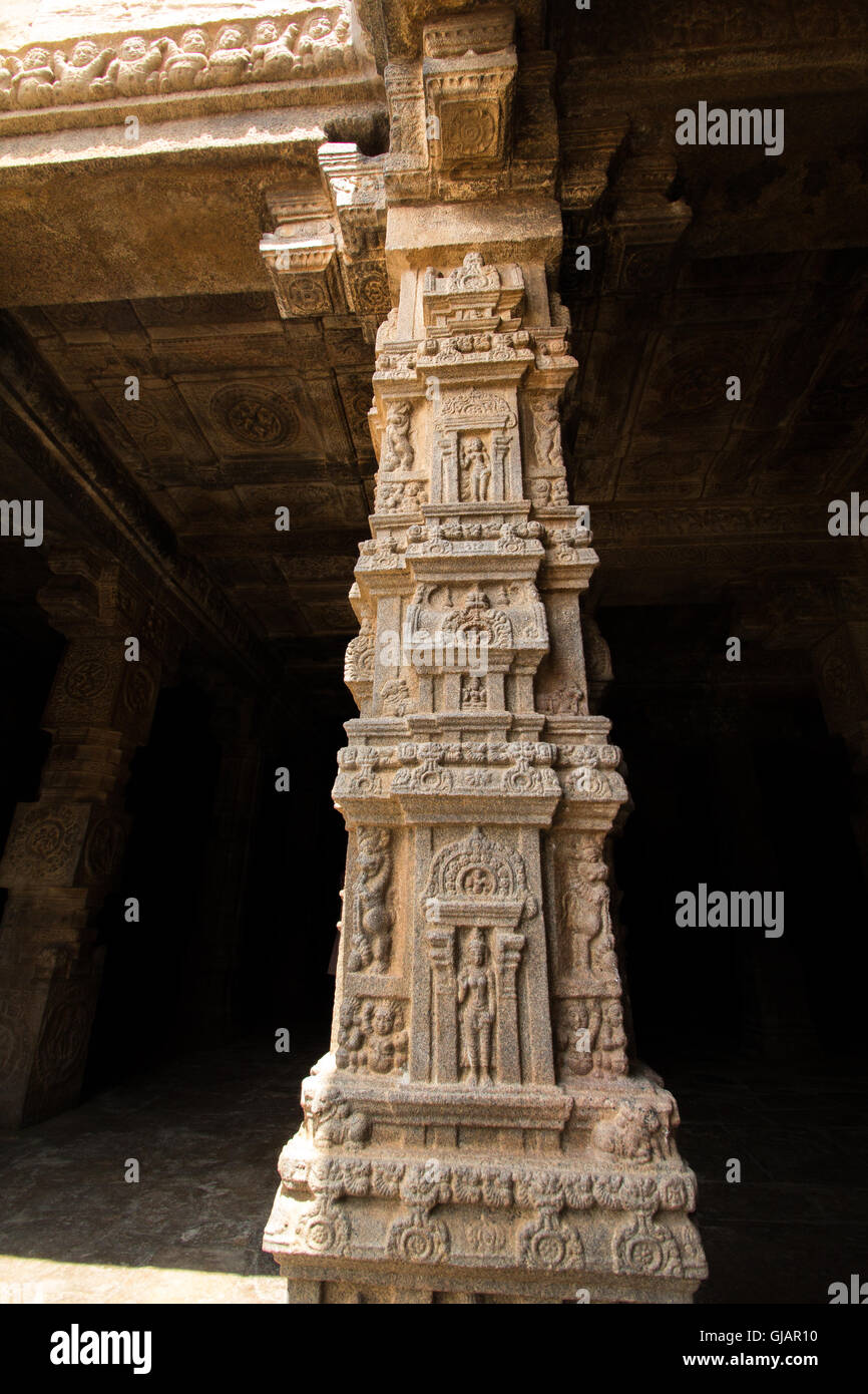 Una columna tallada visto en Darasuram Airavateshwarar Templo de Tamil Nadu, India Foto de stock