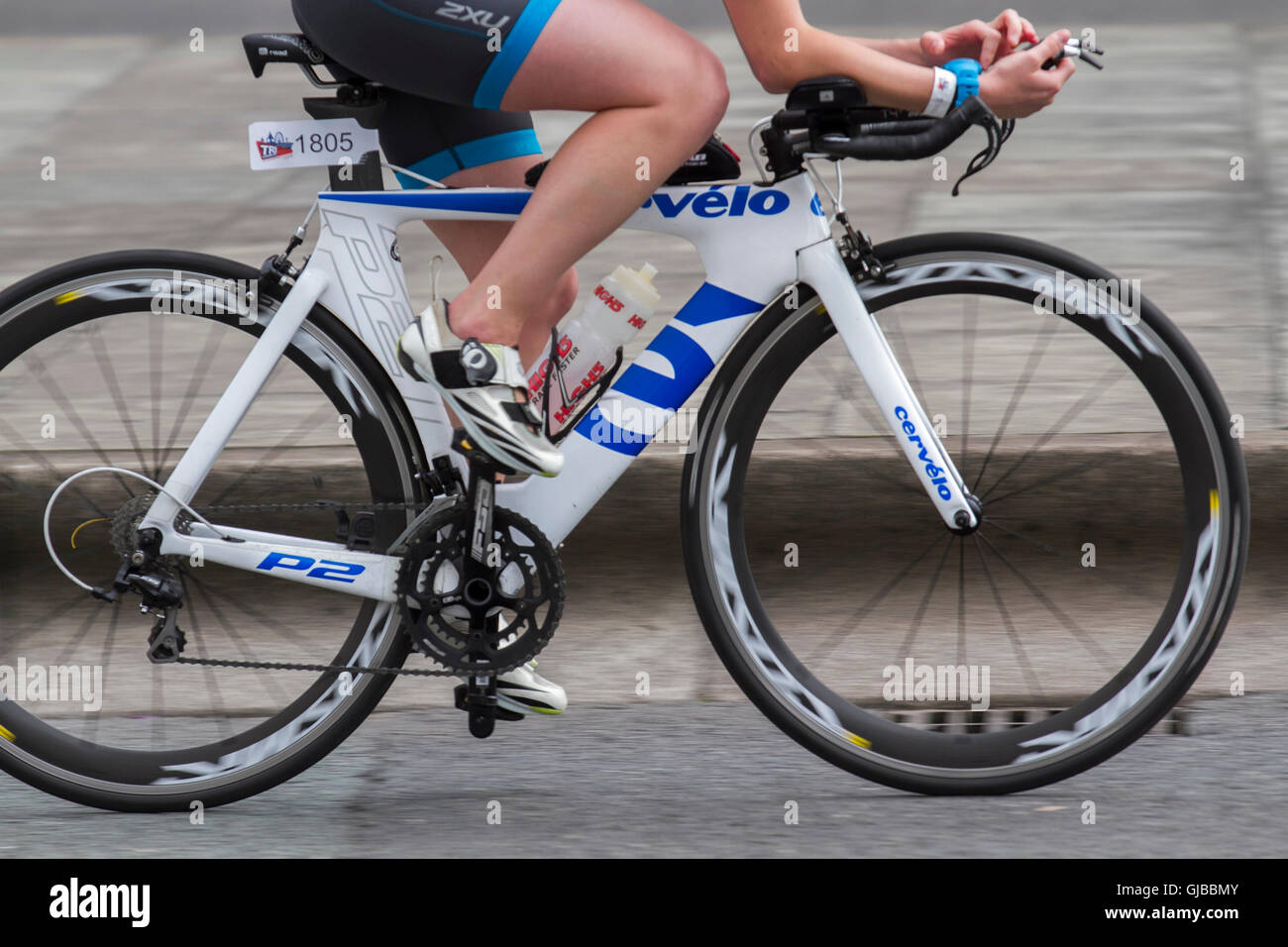 Cervelo P2 Bicicleta de carretera, cuadros de bicicleta de fibra de carbono,  monocasco composite bicicleta usada por los ciclistas en el Campeonato  Británico de 2016 Triatlón de élite como Tri Liverpool alberga