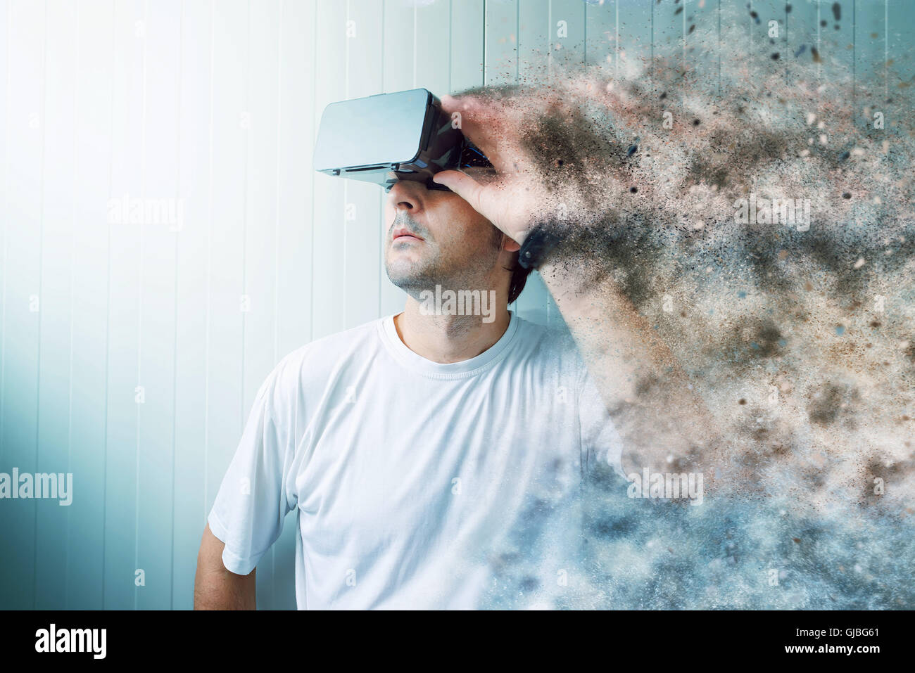 Hombre explorando entorno de realidad virtual y disfrutar de contenido multimedia realistas en 3d. Foto de stock