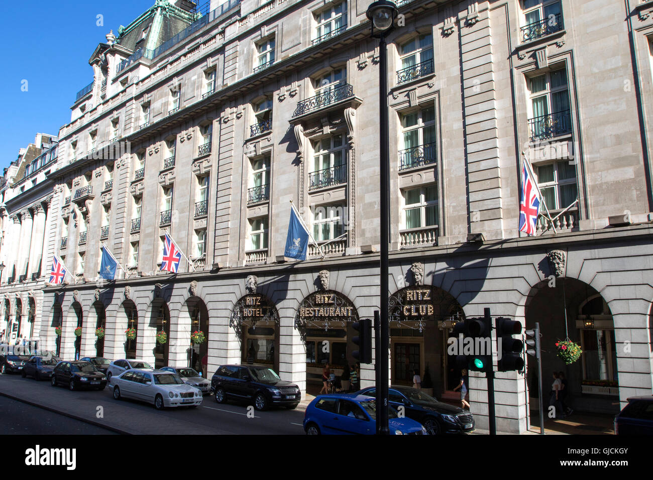 El grado II, se encuentra el Hotel Ritz Hotel hotel de 5 estrellas situado en Piccadilly en Londres mostrando el exterior del restaurante Foto de stock