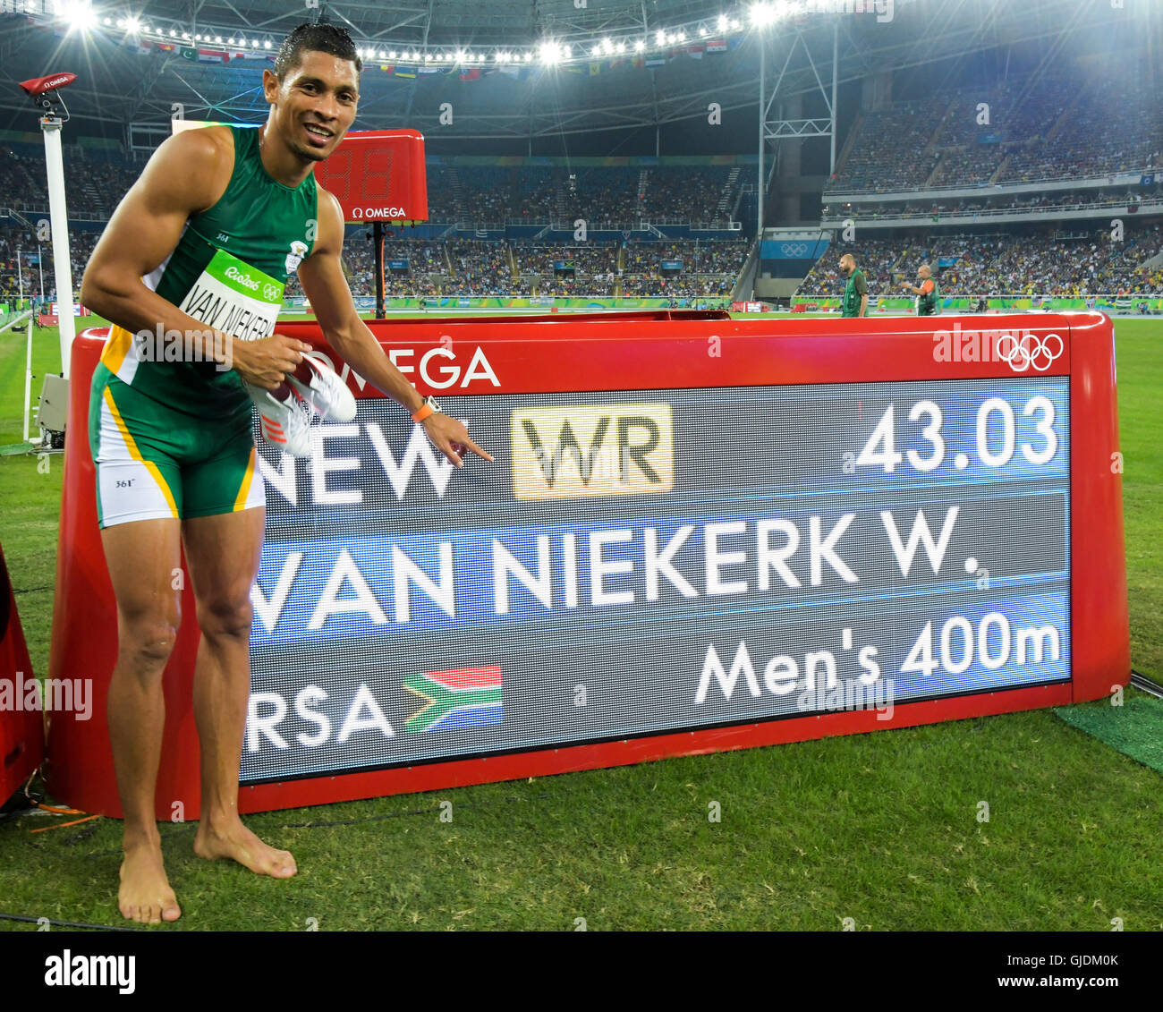 Río de Janeiro, Brasil - 14 de agosto: Wayde van Niekerk de Sudáfrica en la  parte delantera de la placa mostrando su nuevo récord mundial en la mens de  400m (43.03 segundos)