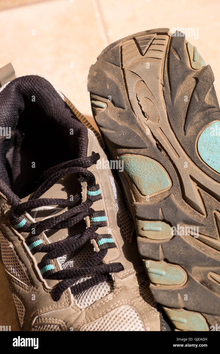 Primer plano de un par de zapatillas con suela dividida, concepto de bienes dañados. Foto de stock