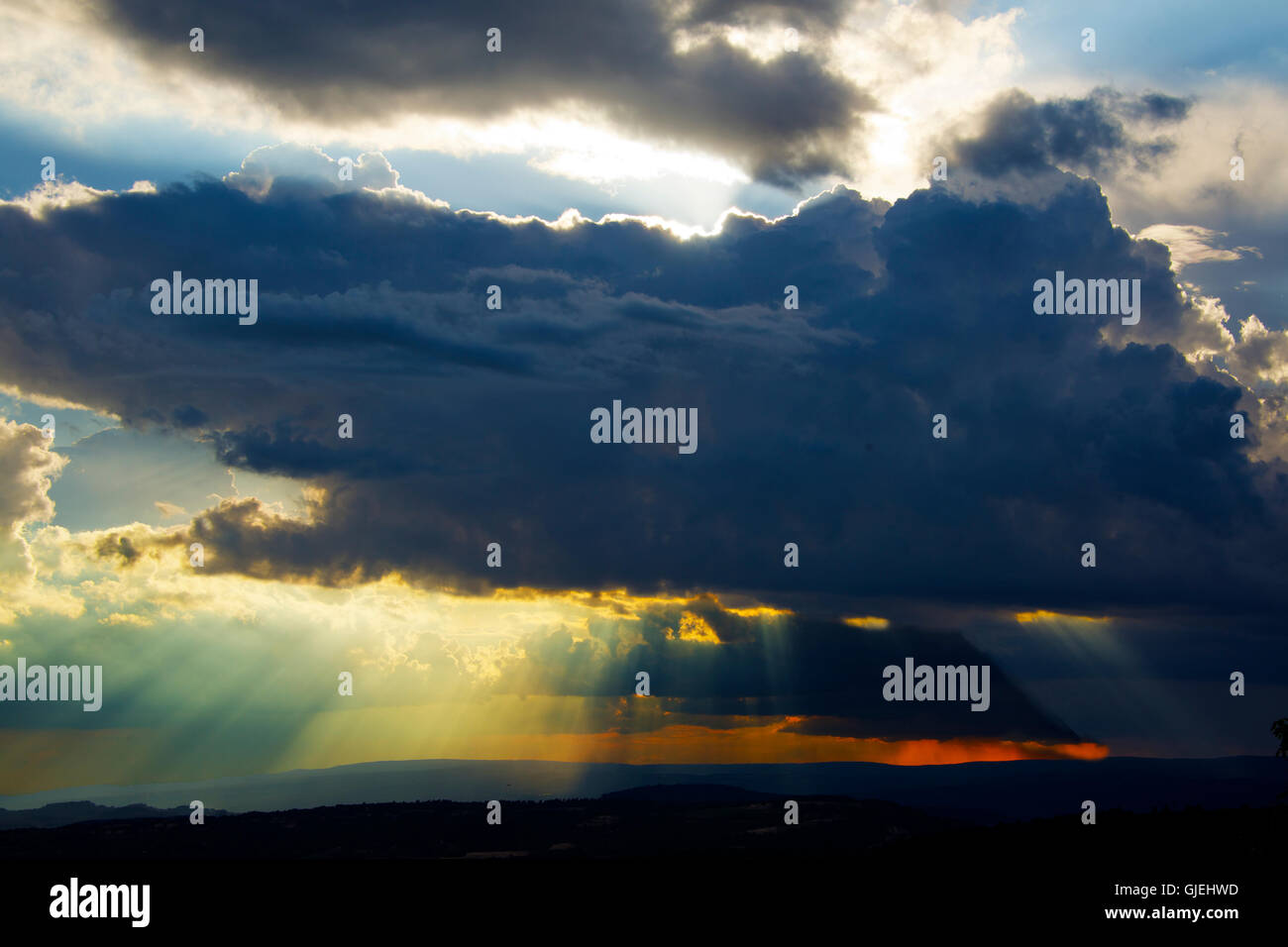 Espectacular cielo con nubarrones Provence Francia Foto de stock