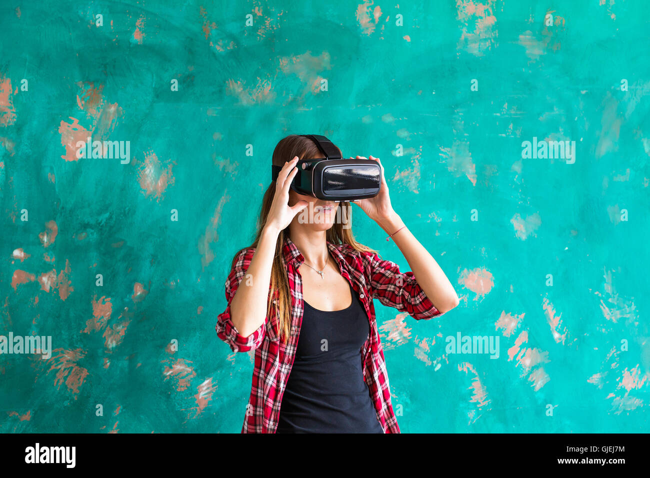 Mujer vistiendo gafas de realidad virtual Foto de stock
