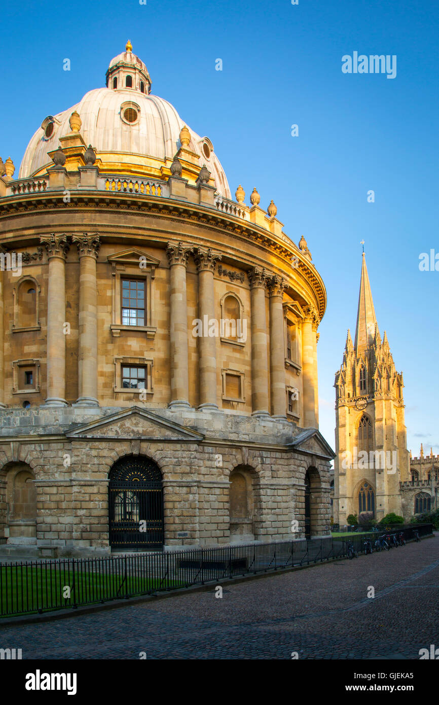 Noche vistas Radcliffe Camera y aguja de St.Mary's, Oxford, Oxford, Inglaterra Foto de stock