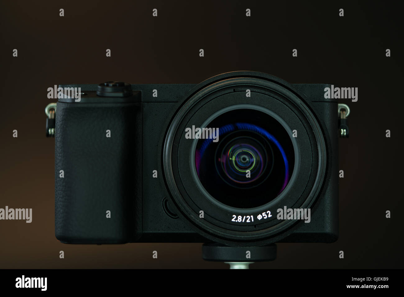 Mirrorless de enfoque rápido de 4K y disparar la cámara digital con lente de 21 mm Foto de stock