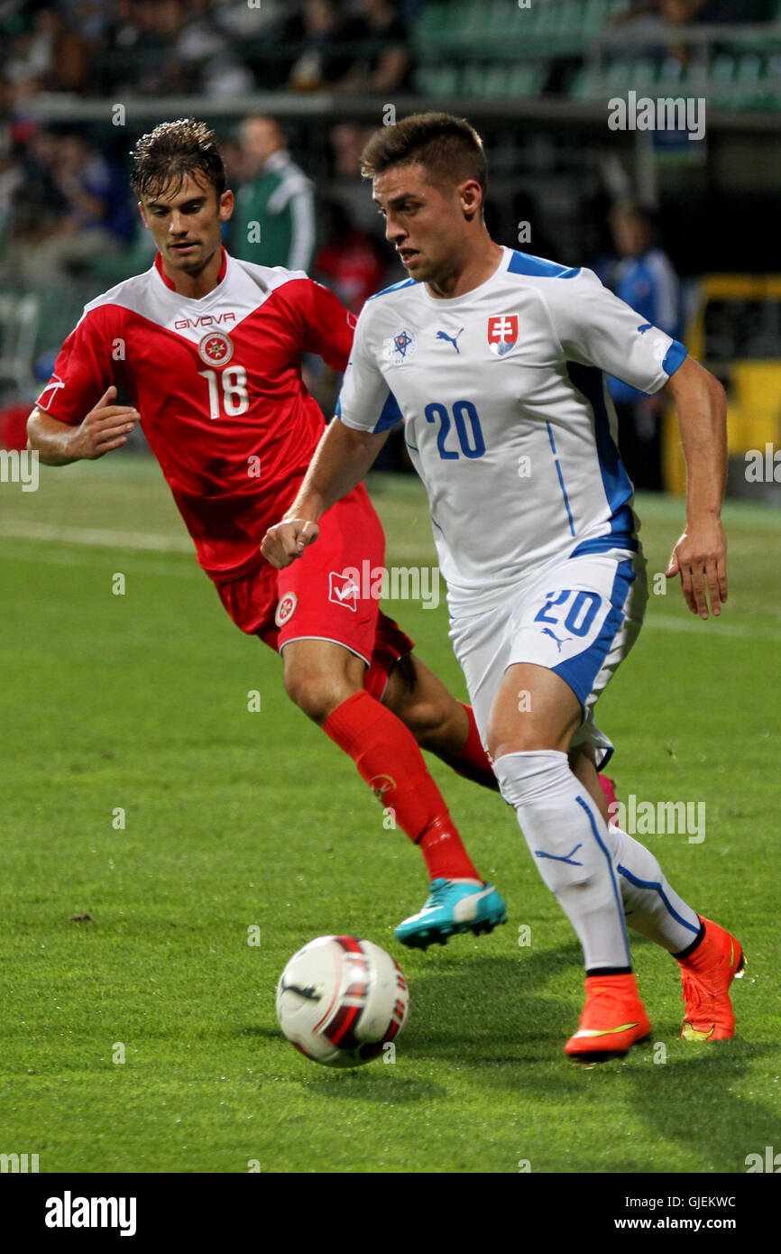 Eslovaquia Robert Mak (R) y Malta Bjorn Kristensen (L) en acción durante el partido de fútbol amistoso Eslovaquia vs Malta 1-0. Foto de stock