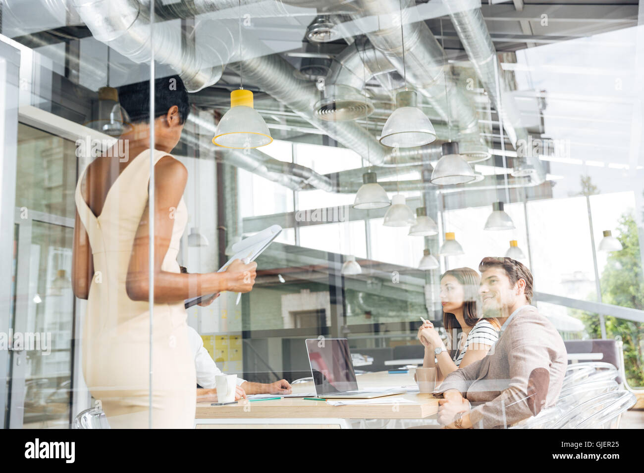 La empresaria joven afroamericano y haciendo permanente resentación en oficina moderna Foto de stock