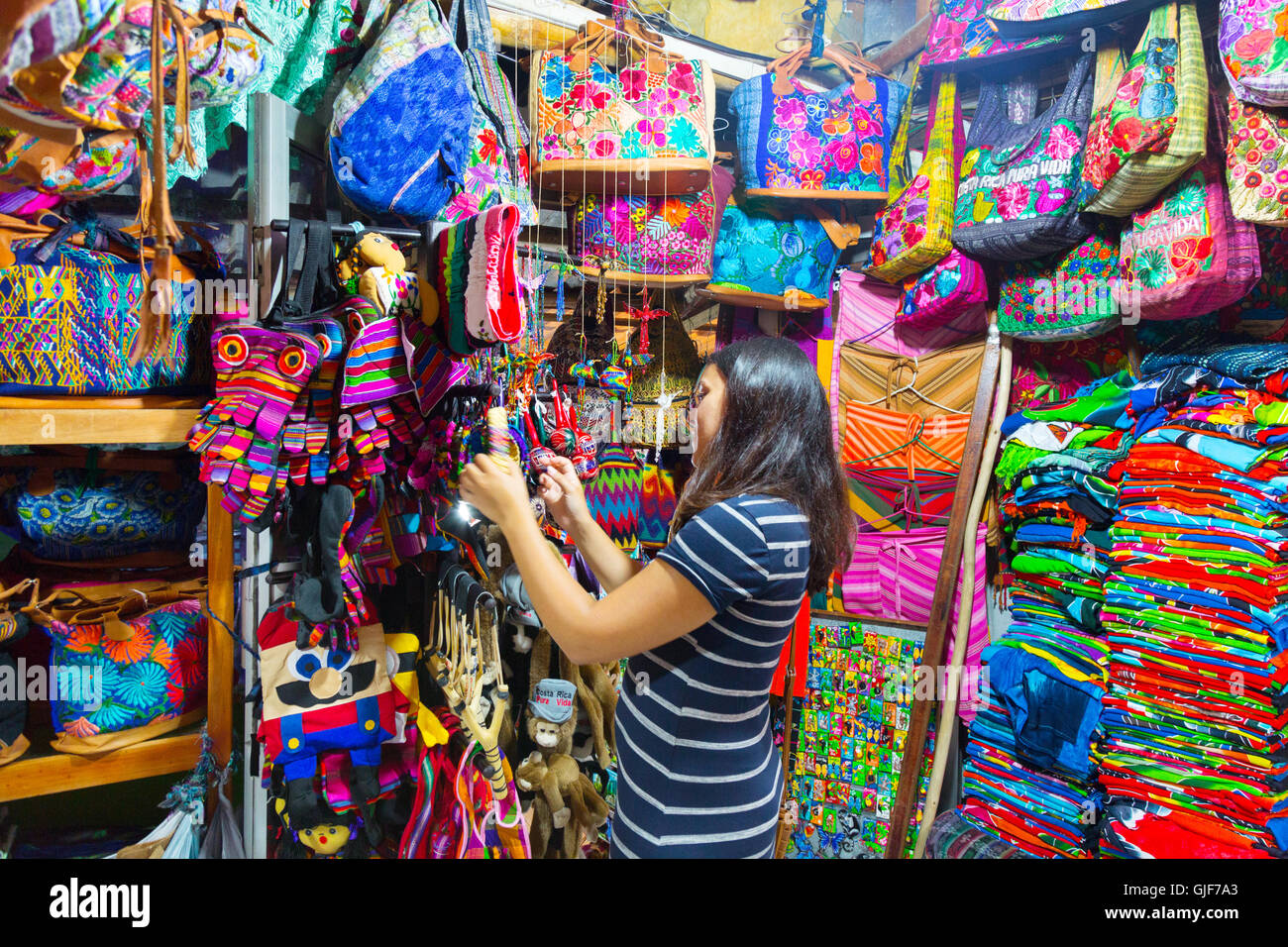 Una mujer tiendas turísticas en Costa Rica por la artesanía en una tienda  de artesanía, La Fortuna, Costa Rica, Centroamérica Fotografía de stock -  Alamy