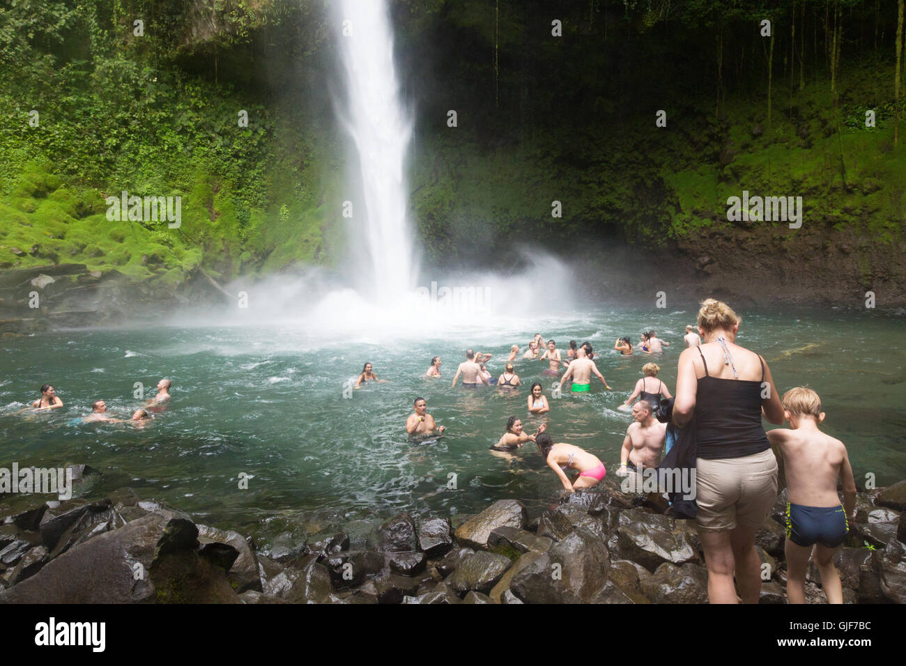 Los turistas nadar en la Catarata de La Fortuna, La Fortuna, provincia de Arenal, Costa Rica, Centroamérica Foto de stock