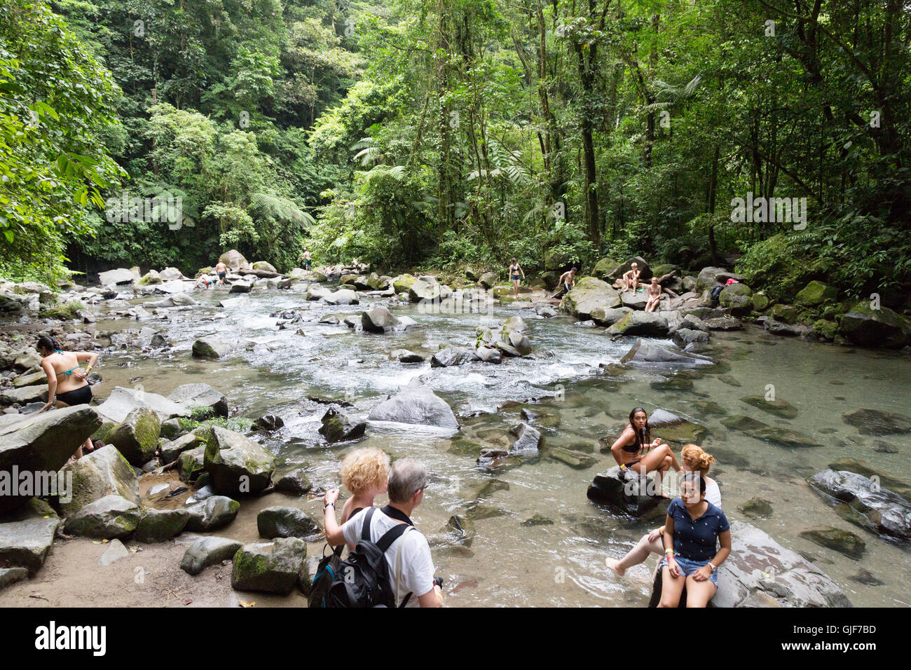 Los turistas en una selva río La Fortuna, provincia de Alajuela, Costa Rica, Centroamérica Foto de stock