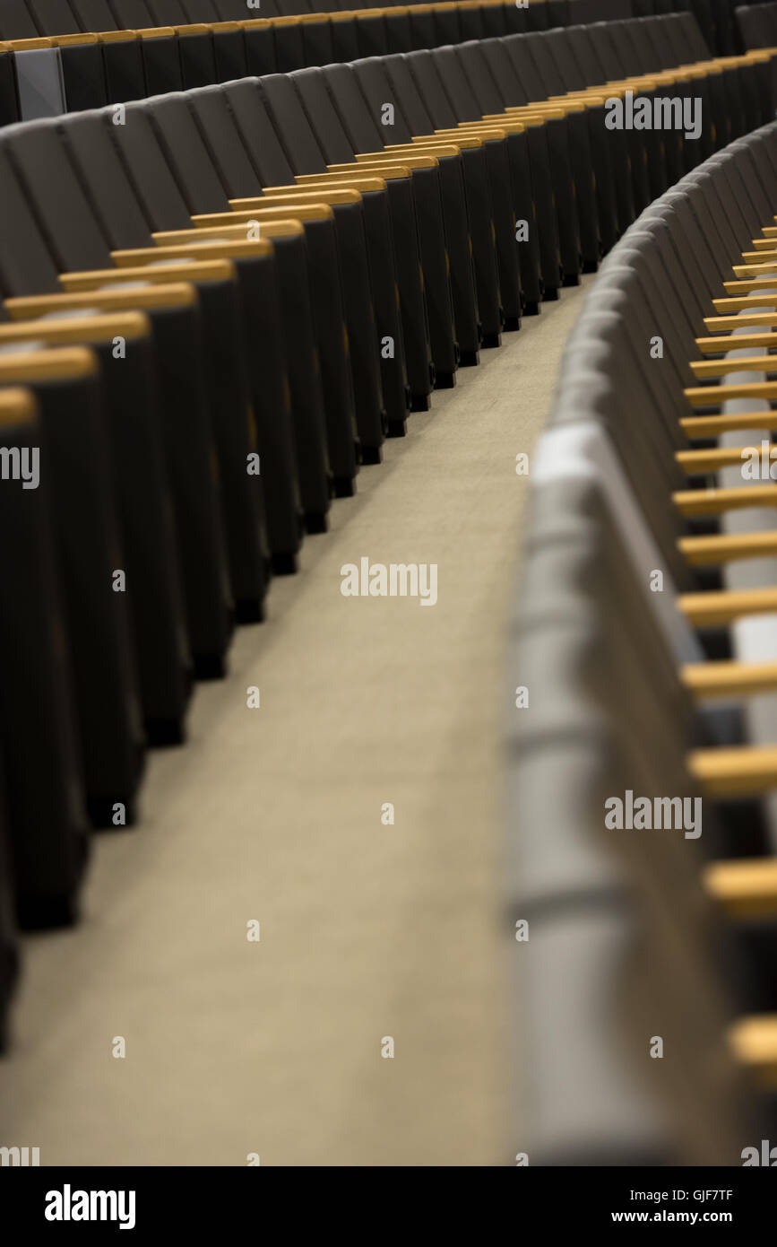 Muchos asientos vacíos en la sala de conferencias. Foto de stock